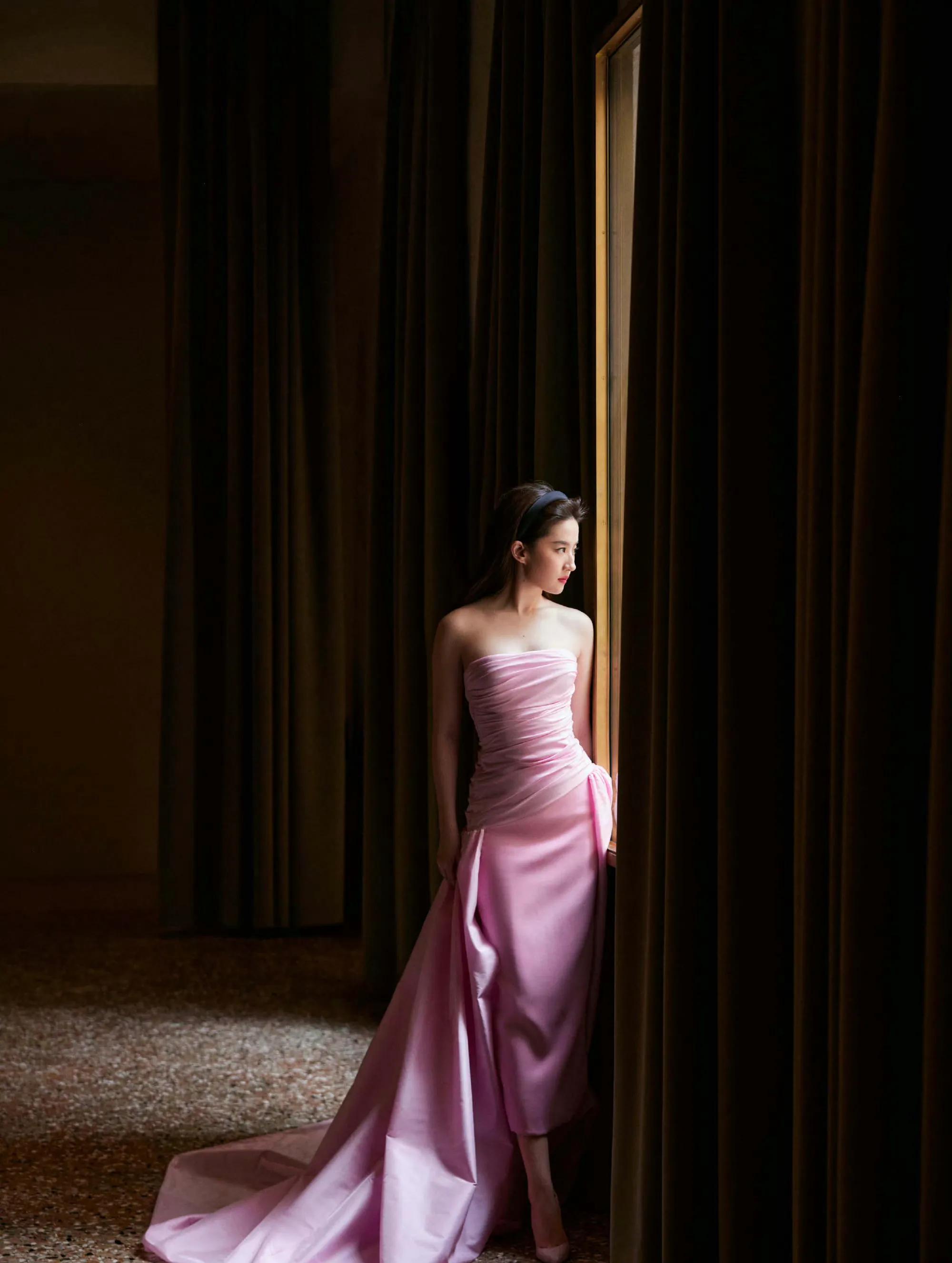 刘亦菲仙品侧颜粉色抹胸裙