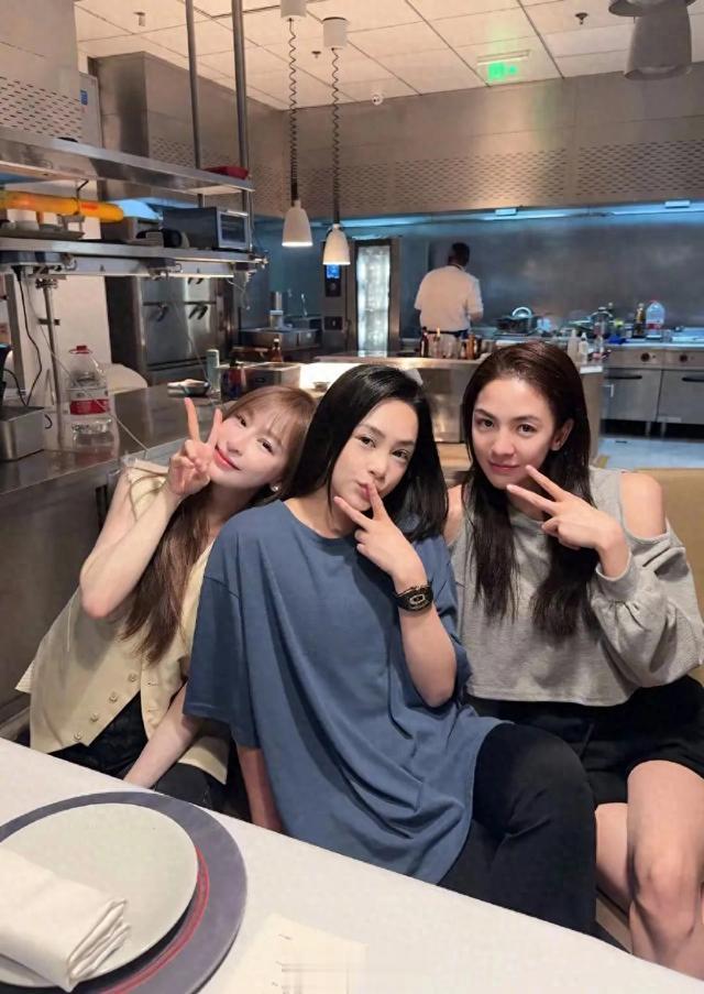 阿娇王心凌唐诗逸私房菜馆聚会!浪姐“炒面组”素颜比耶闺蜜情深