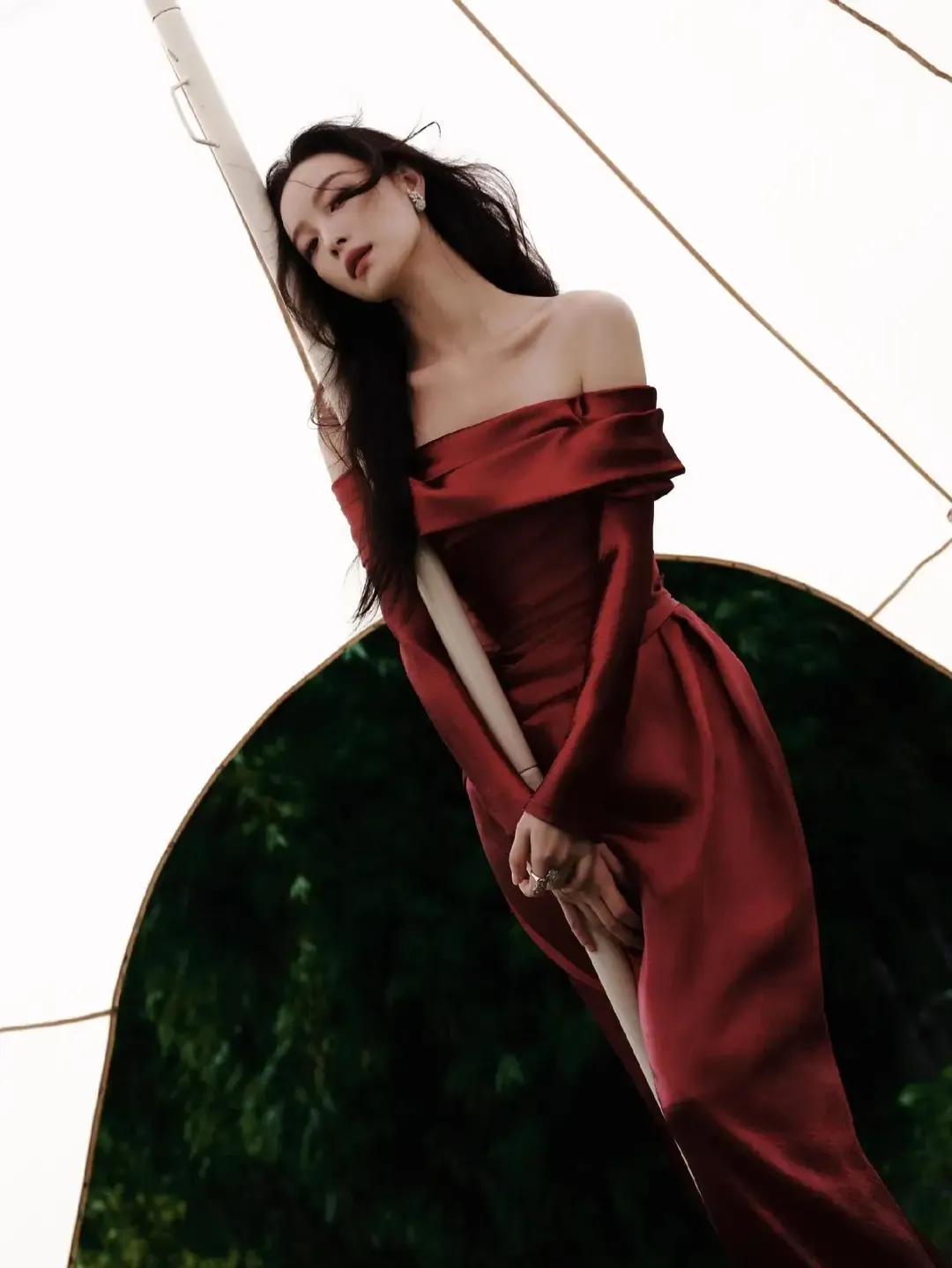 倪妮红色露肩连衣裙造型，尽显优雅纤瘦好身材