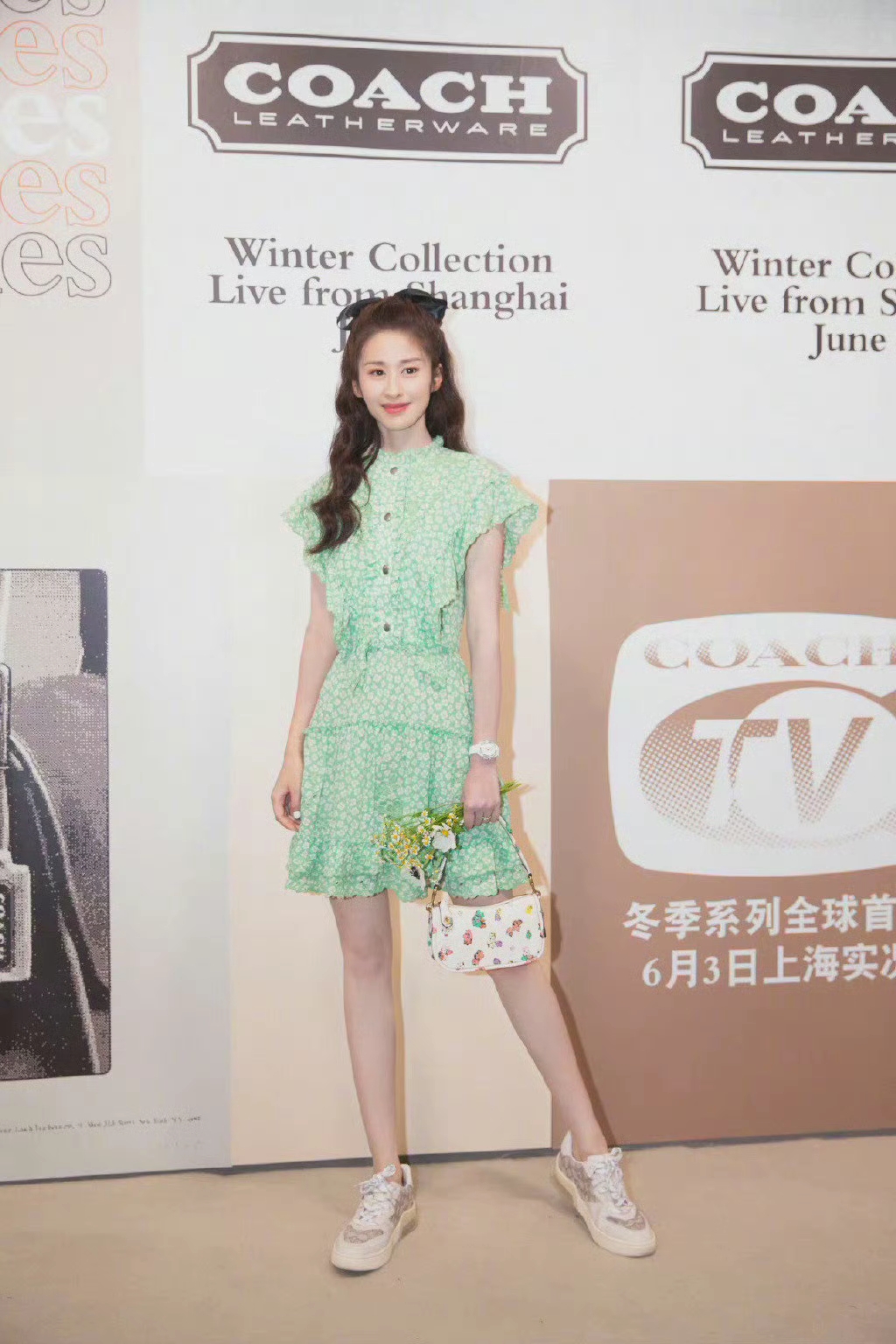 颖儿森林绿碎花裙:养眼清新,甜笑可人 ???