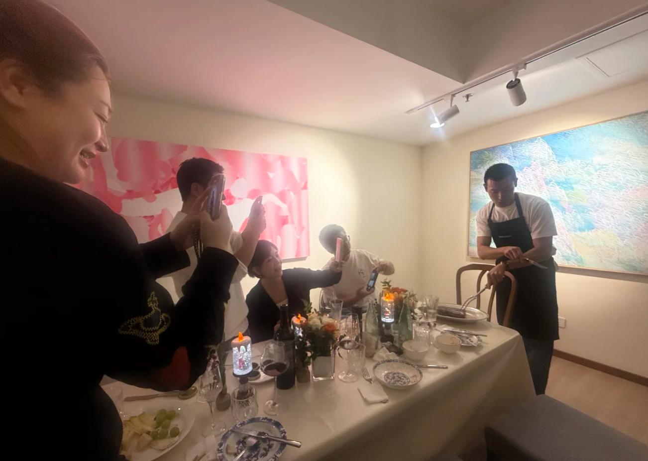 恭喜朱珠搬离老破小!和老公在豪宅做牛排请客,家里穿短袖超暖和