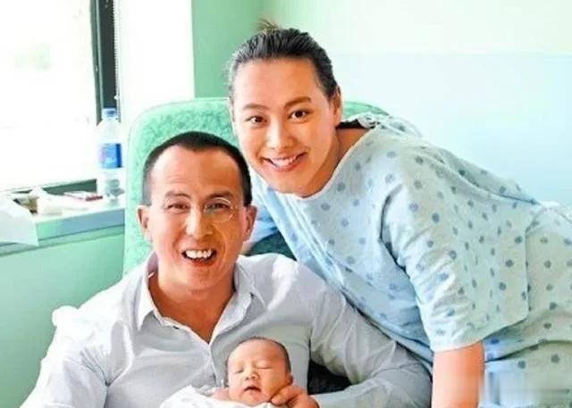 香港女星梁洛施与内地演员马浴柯街头甜蜜出行 两人甜蜜拖手被拍照