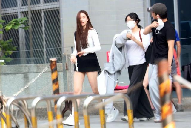 小 S二女儿逛街被偶遇!透露小S 庆生经过,是妈妈近期最幸福的一天