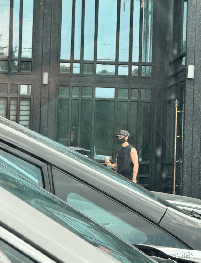 魏晨带妻儿看望父母，于玮身材恢复的真好，双腿细又直但肤色不白