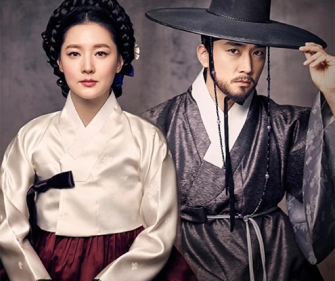 李英爱和企业家老公青岛被偶遇,54岁还是很漂亮,打扮简单又好看