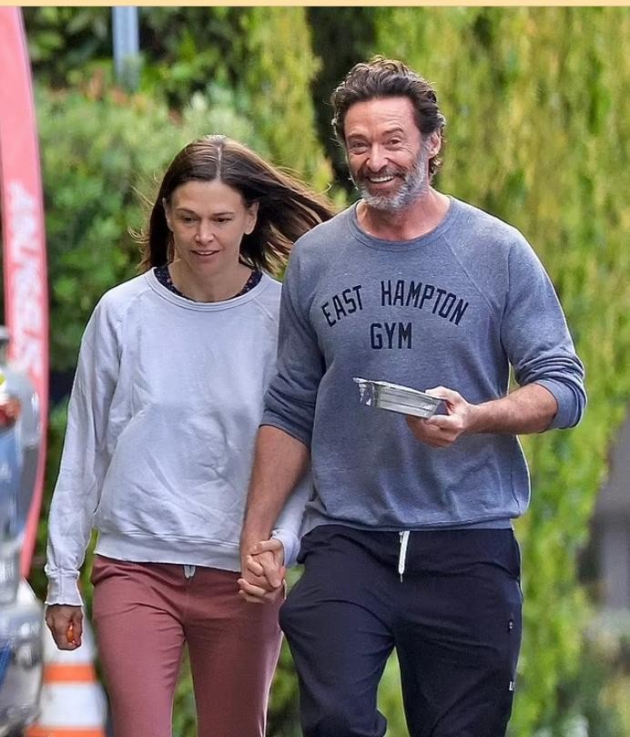 56岁休杰克曼仍有一身腱子肉，牵着新欢海边度假，69岁前妻好可悲