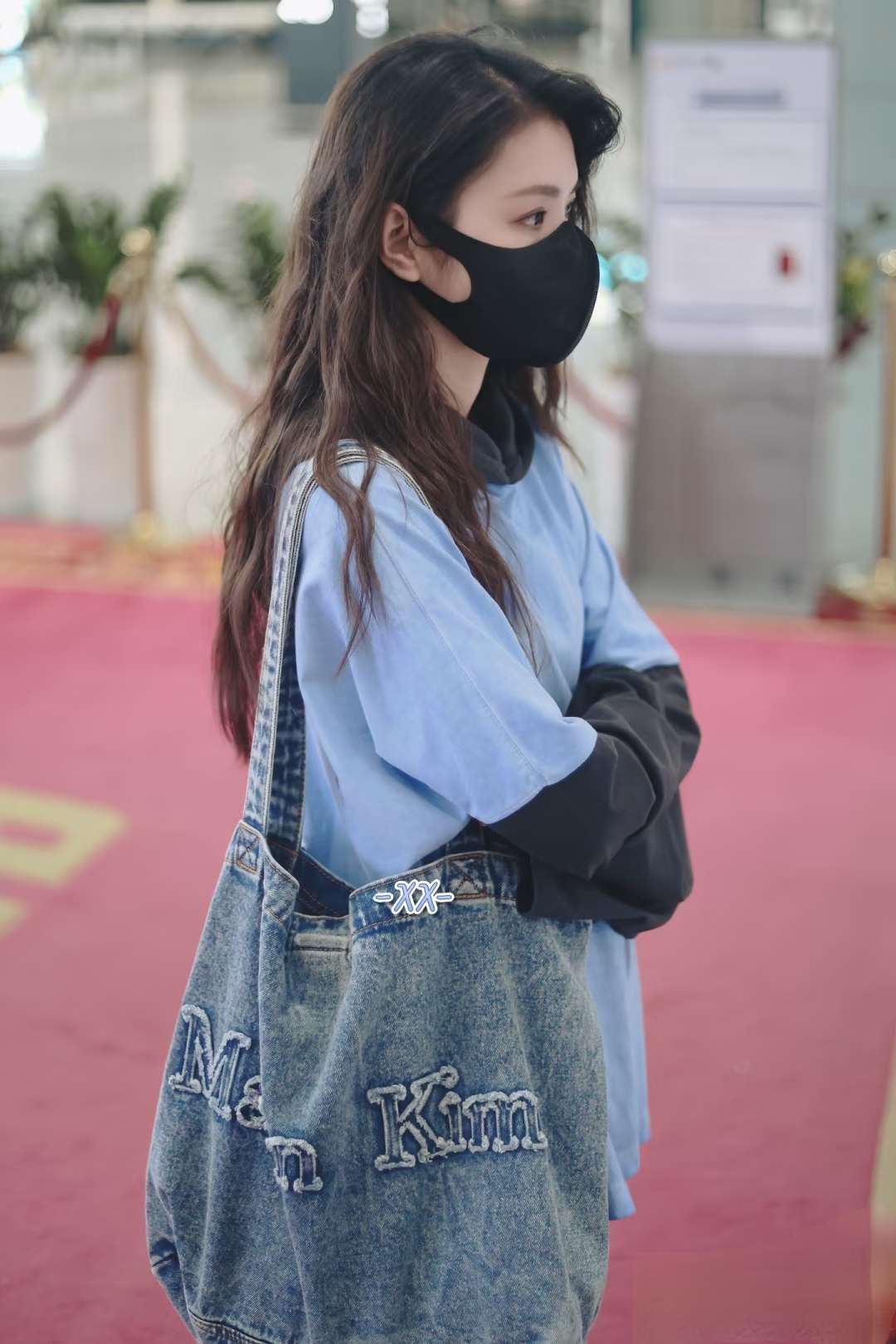 李云霄现身机场，蓝黑撞色卫衣配牛仔裤，长微卷发随性又时尚