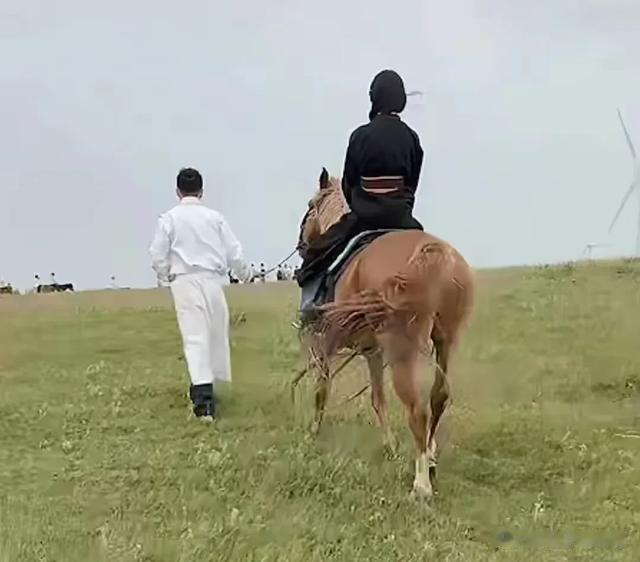 汪小菲草原宠女瞬间！11岁玥儿动作全网破防，网友：这女儿没白疼