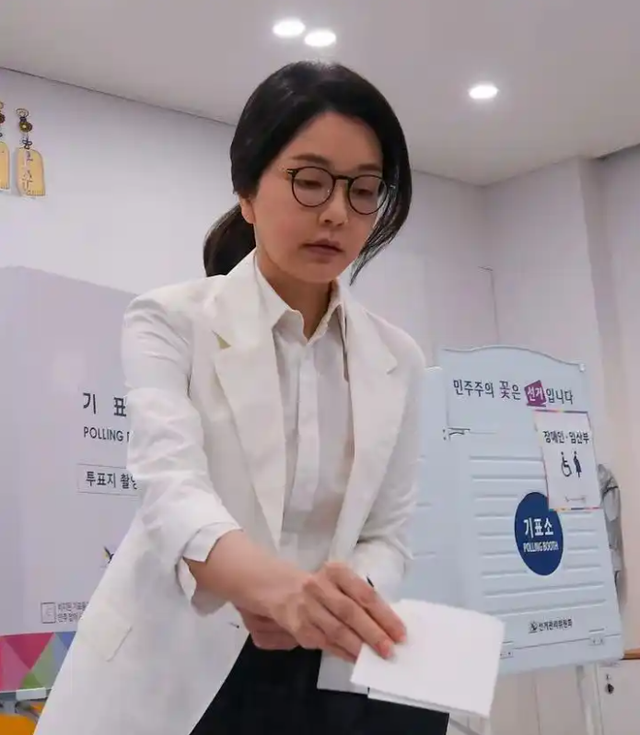 尹锡悦夫妇现身!记者提问一言不发,金建希科技脸变形,老态尽显