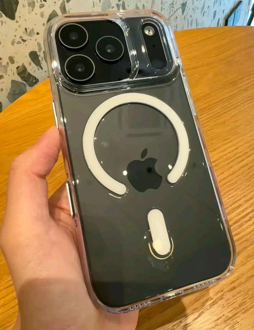 iPhone17 Pro Max真機首曝！橫向大矩陣相機設計，愛還是嫌丑？