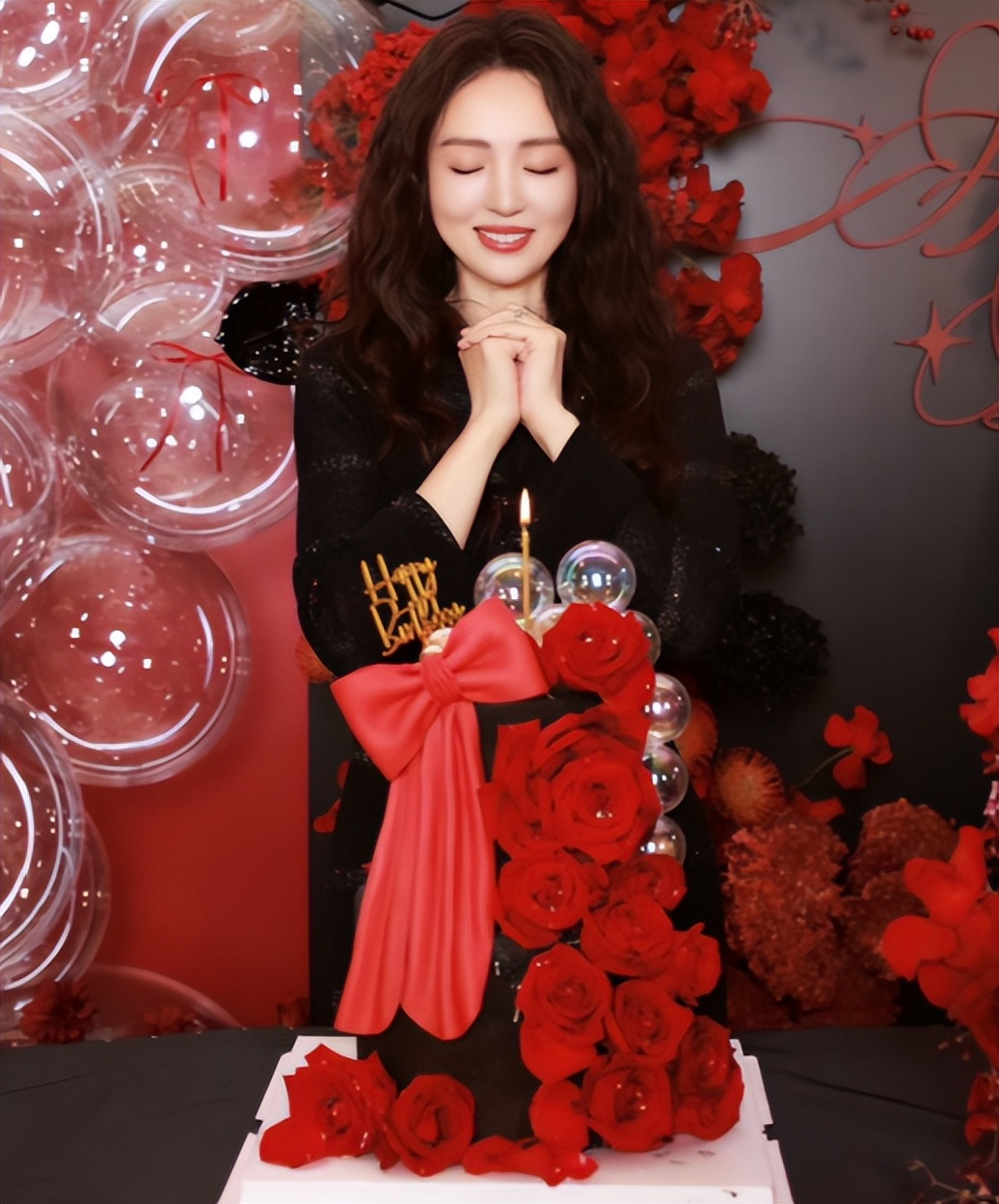 董璇46岁生日照，手捧蛋糕小腹隆起，张维伊站C位风头尽显