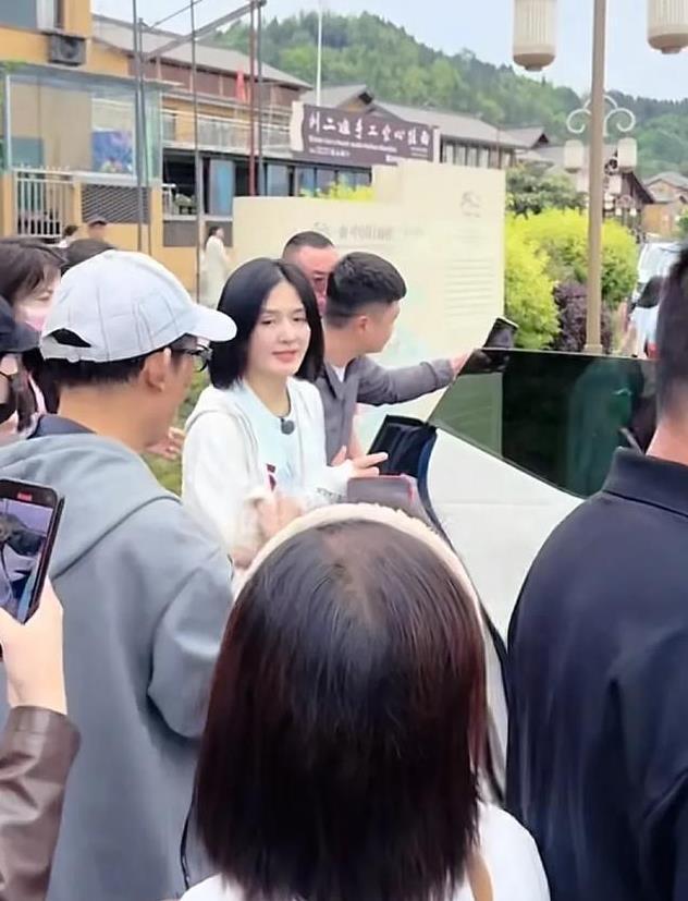 43岁谢娜回四川老家，受乡亲们夹道欢迎，爹妈看似平庸却大有来头