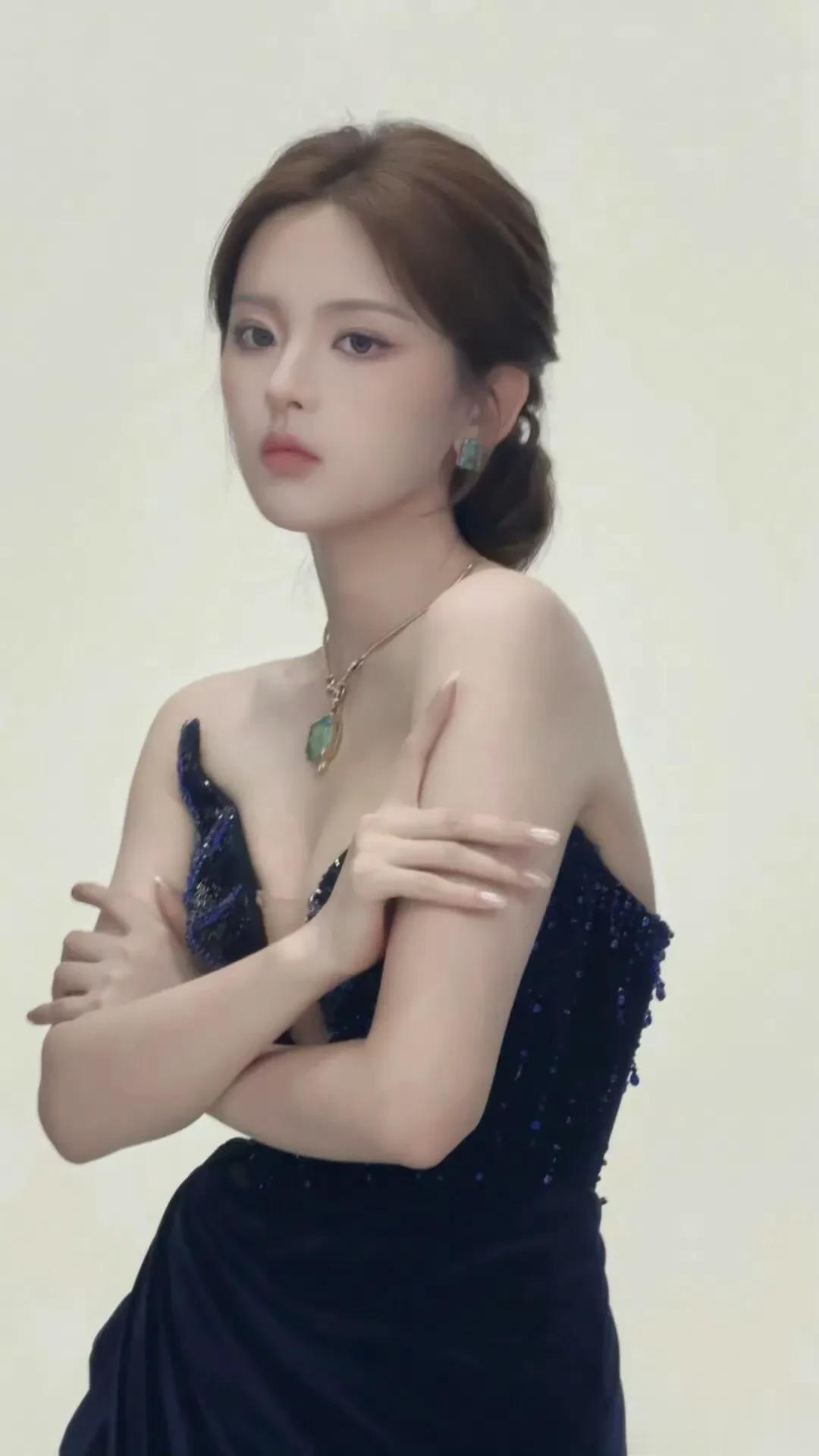 杨超越：建模好，身材顶！