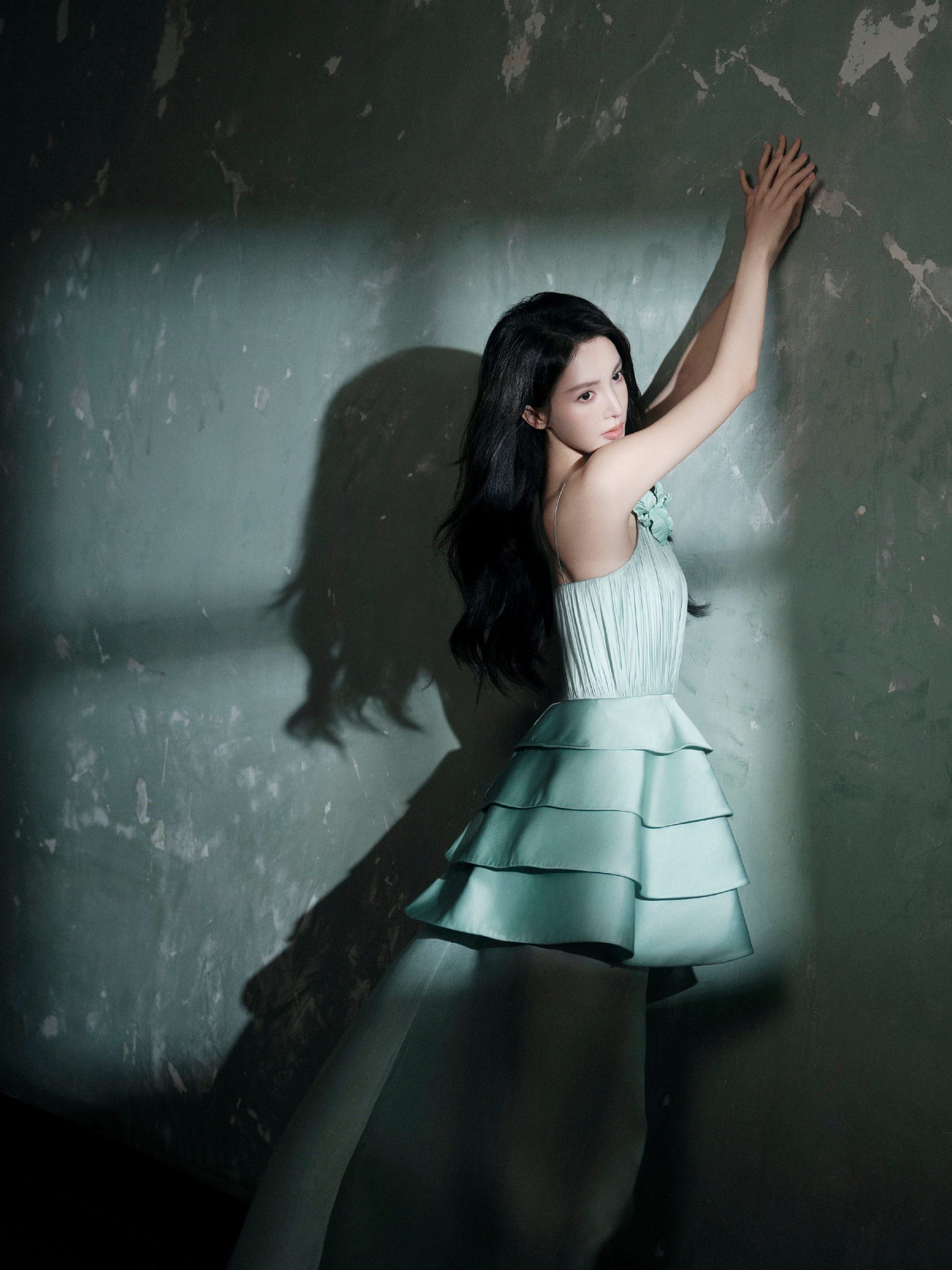 金晨薄荷绿深V鱼尾裙,美到违规,好身材怎么藏得住!