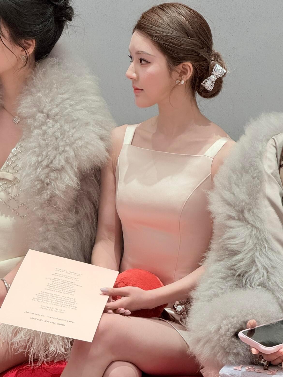 赵露思身披皮草大衣看秀，盘发戴蝴蝶结发卡，好贵气