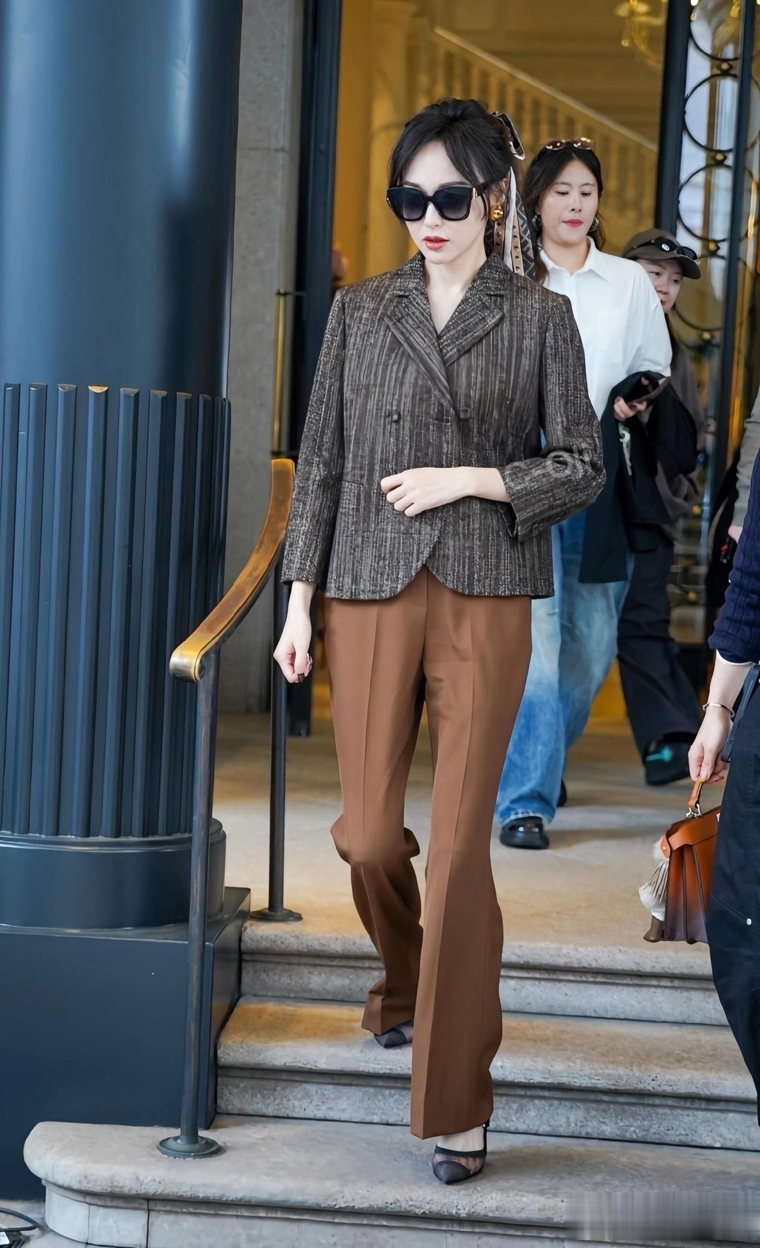 唐嫣米兰被偶遇，演绎咖色系穿搭，优雅又干练！