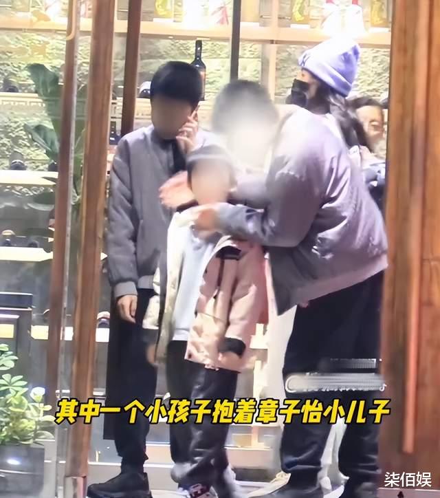 章子怡聚餐后走路姿势引热议,太像孕妇,醒醒贴心帮妈妈整理头发