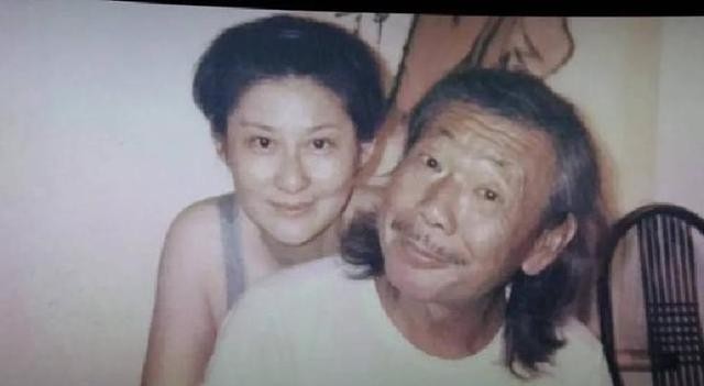 原来他已去世11年，早年恋情精彩52岁才结婚，遗孀比他小23岁