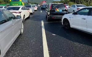 嚣张公子哥逼停新任市长的私家车，并且大打出手，得知对方身份后，吓得面无血色