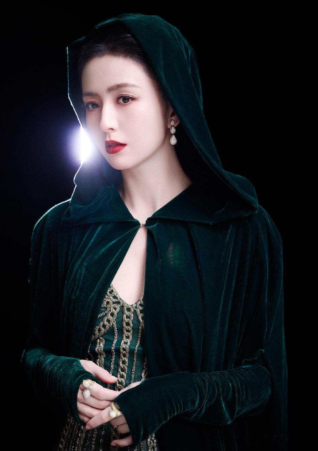 佟丽娅出席国剧盛典红毯，穿墨绿色丝绒斗篷复古吊带裙，美成焦点