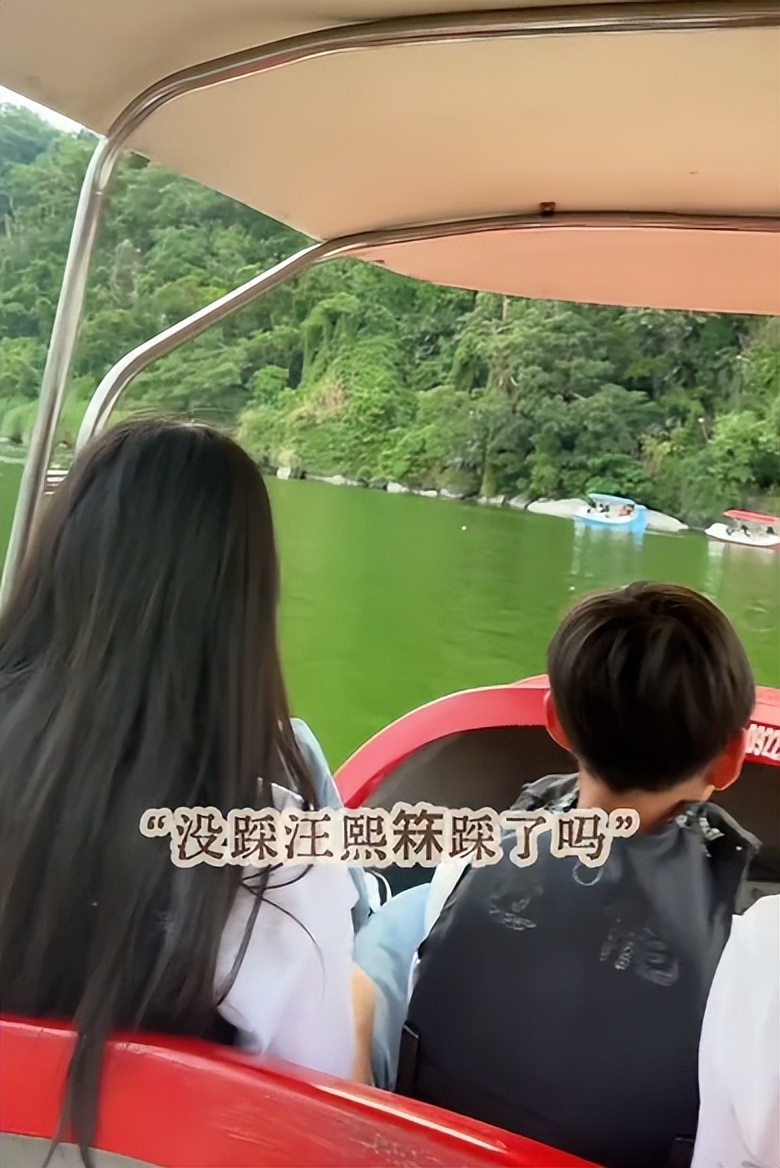 马筱梅带孩子逛台北！小腹隆起太显眼，玥霖争着划船不让后妈受累