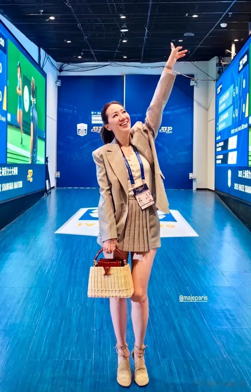 甄子丹携妻女岳母亮相网球赛 岳母状态年轻超级美 三人宛如姐妹花