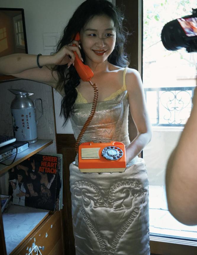 从喜剧丑女到超级明媚大美人 这位90后女星真的是“红气养人”！