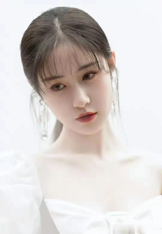 湖南卫视主持人梁田，白皙美腿穿短筒袜腿也太绝了，爱了爱了