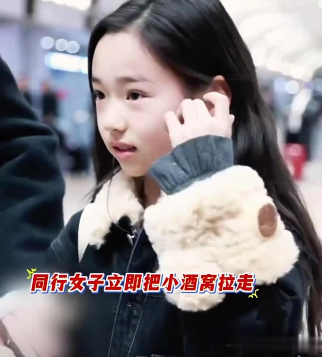 董璇女儿机场遭男子强制合影，当场被吓到迅速躲闪