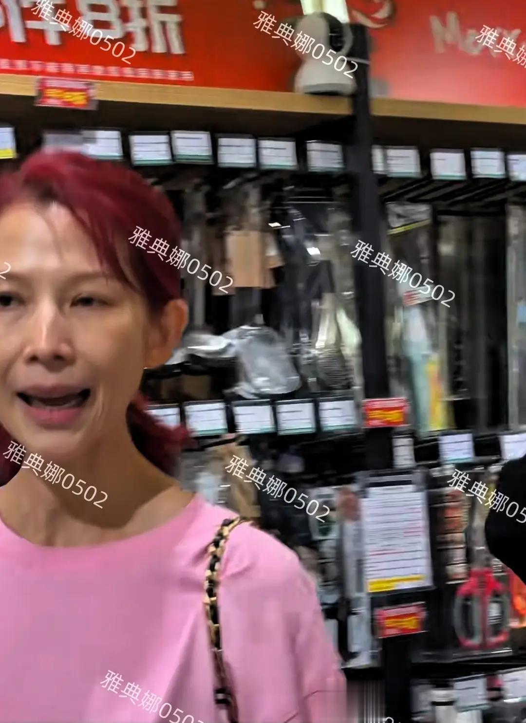 香港中环偶遇蔡少芬，她个子高气质好人超nice，就是太瘦了不年轻