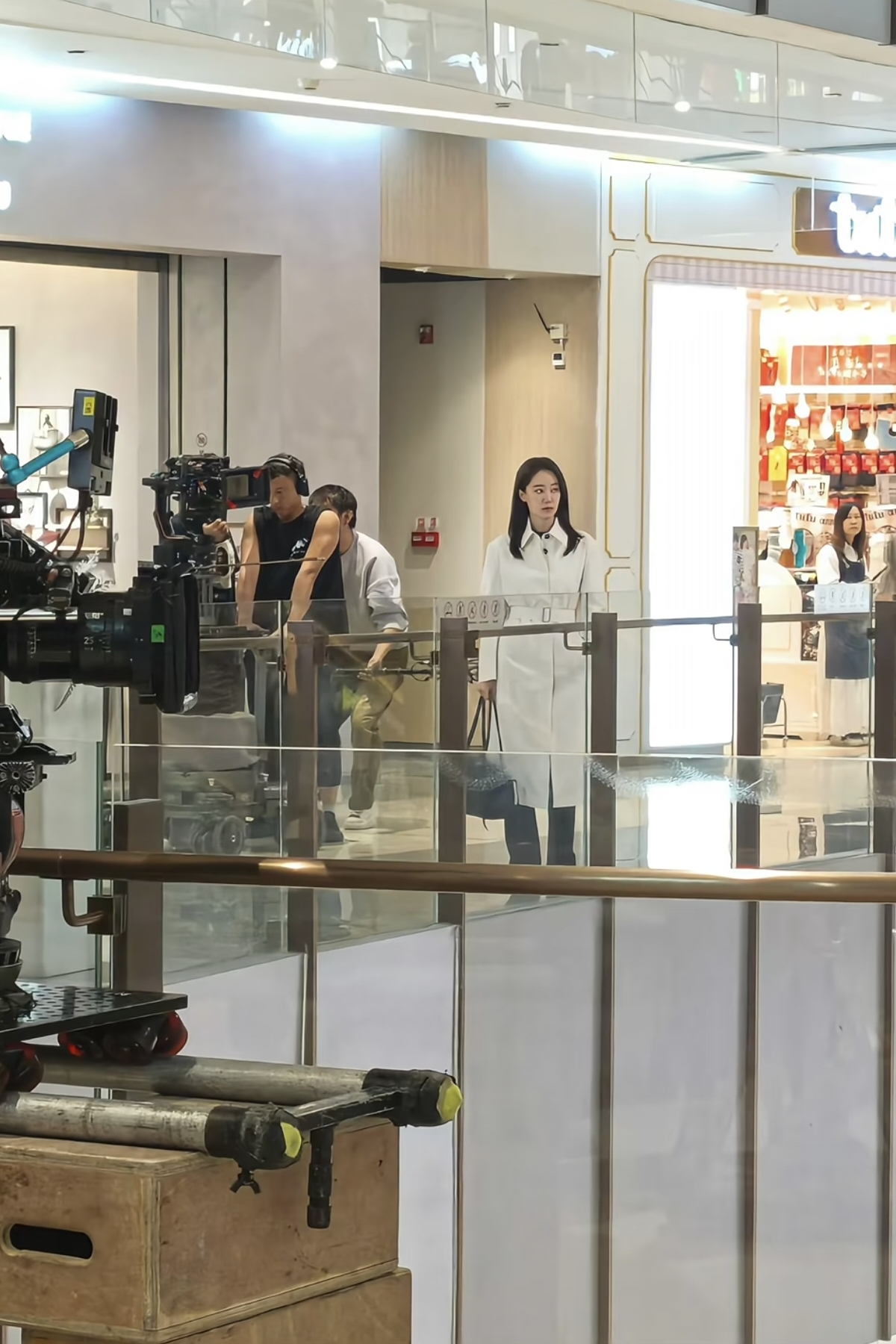 张小斐拍戏被偶遇，本人比电视上好看，又高又瘦的！