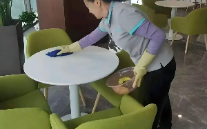 65岁女保洁被公司无情开除，一气之下她找到老板说了一句话，全公司都惊了