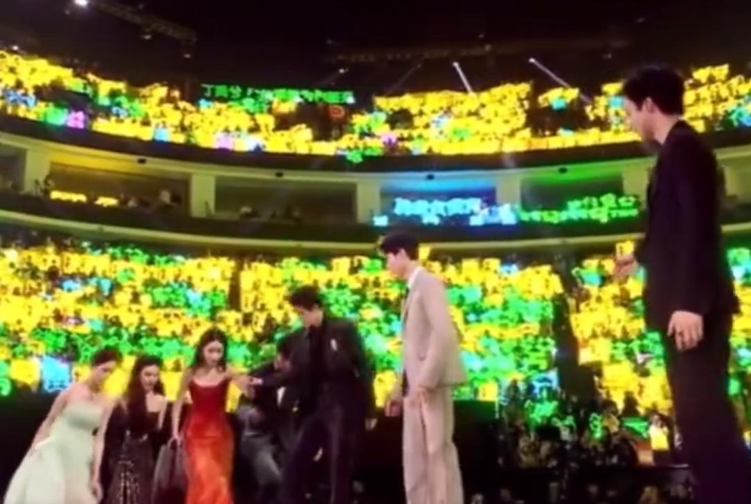 抢C事件重现？星光大赏，25岁女演员疑似抢位，粉丝为其证明清白