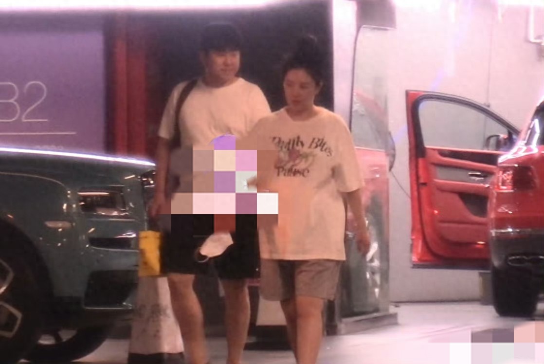 37岁阚清子挺孕肚和富豪老公逛街，肚子又大又圆，四肢依旧纤细