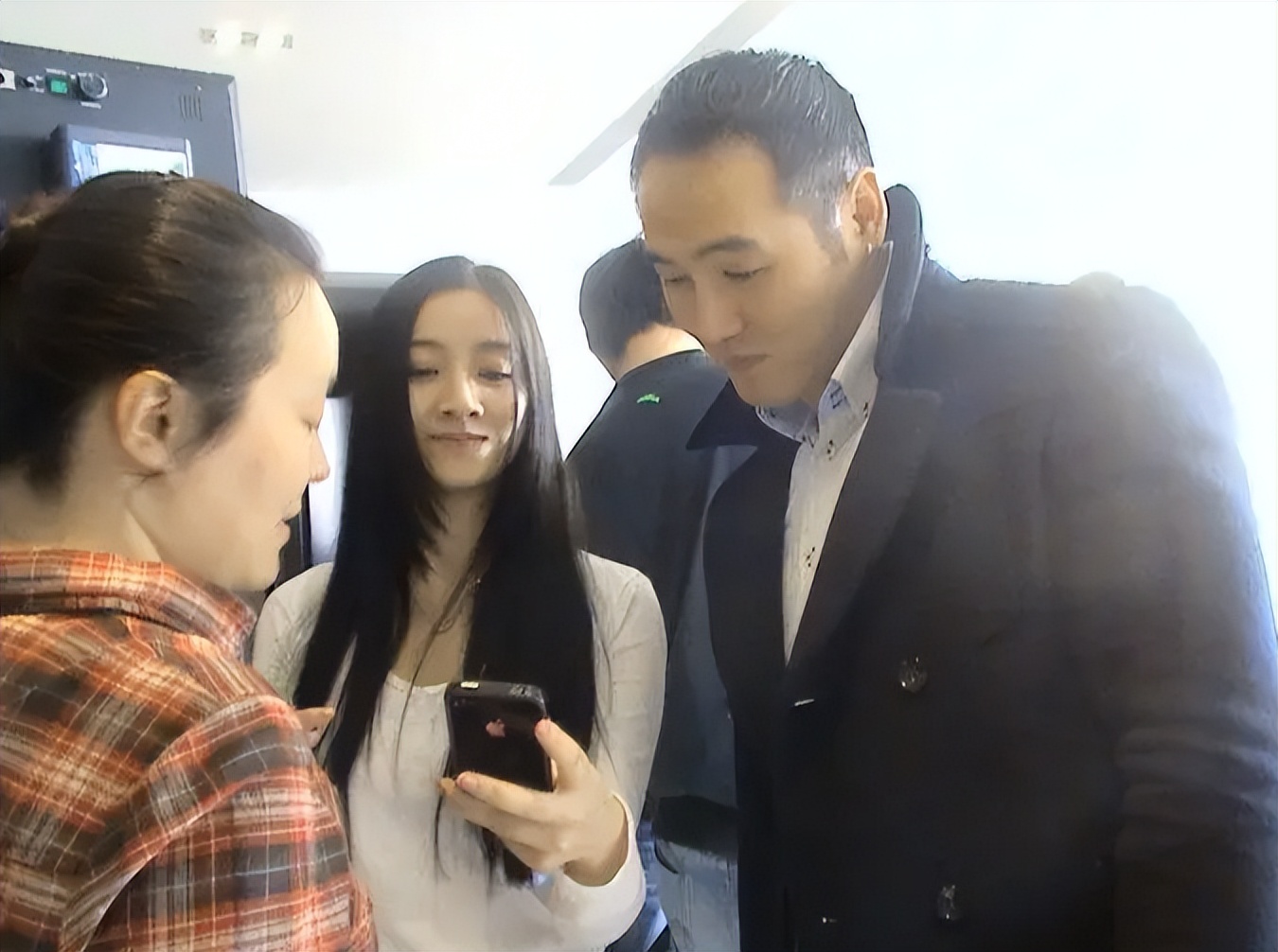 举报张艺谋超生，致其被罚748万的何珺，彻底成为了娱乐圈的弃子