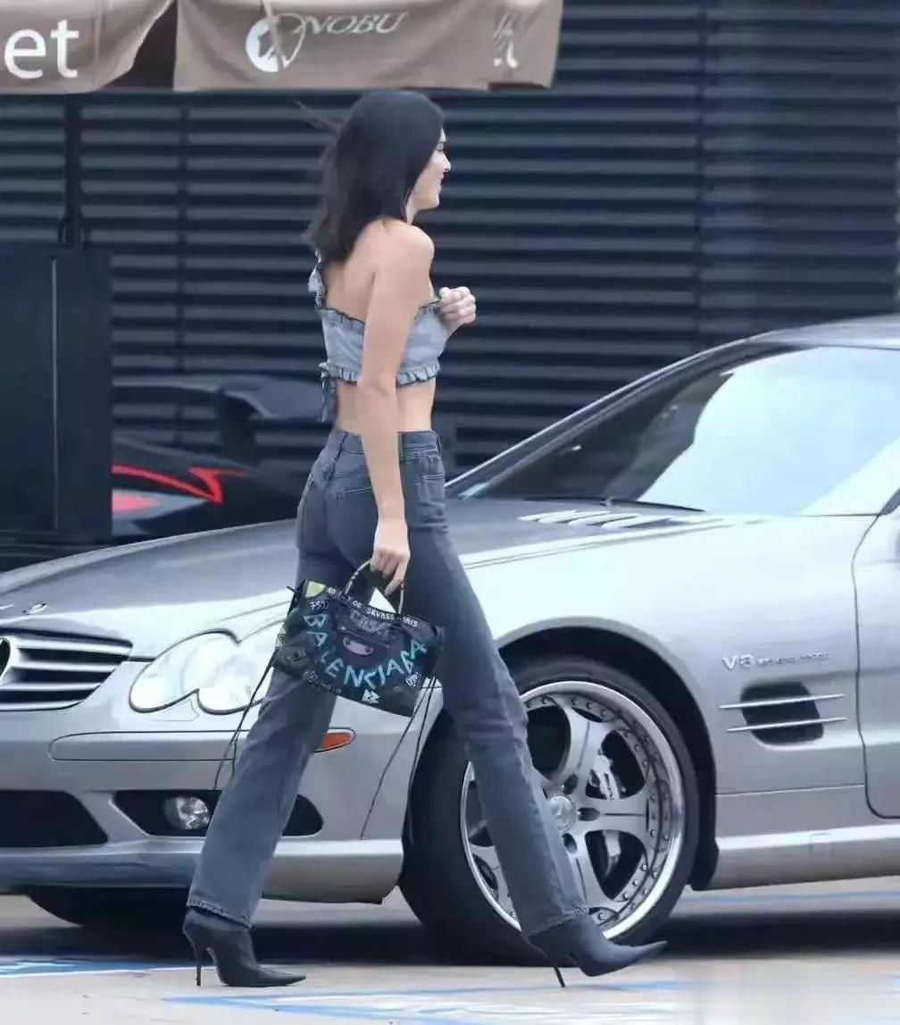 肯豆与西蒙斯同框：酷飒辣妹配高大型男，穿搭吸睛