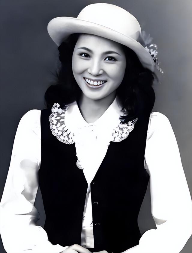 歌后凤飞飞:跟邓丽君齐名,当红时嫁豪门,为何死讯被隐瞒一个月