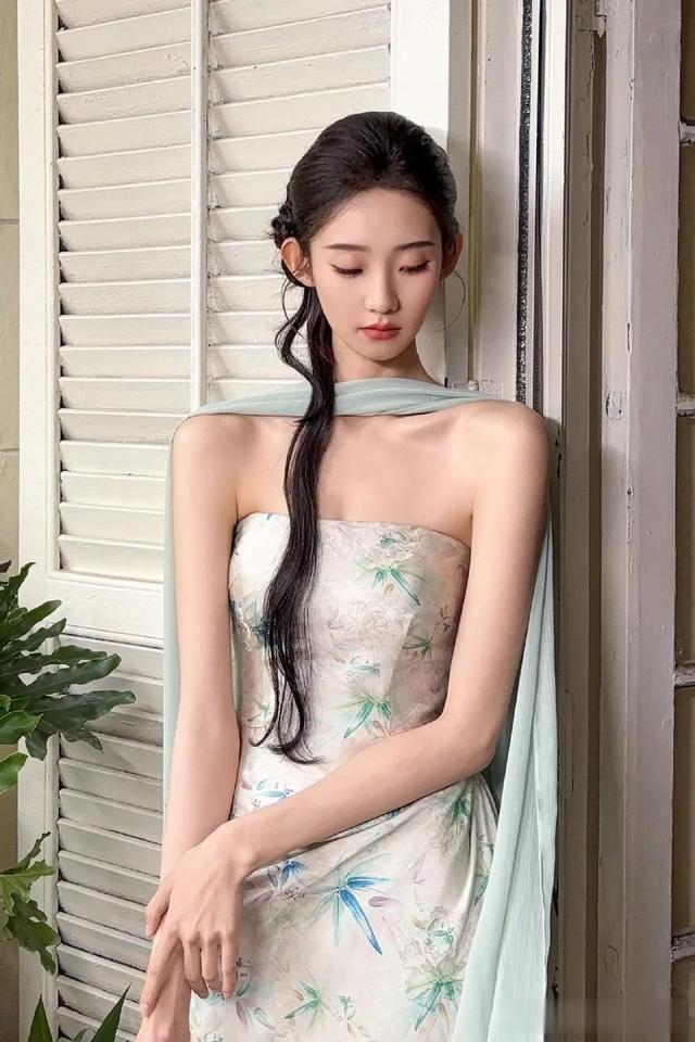 张艺凡REDGALA春天开幕式 温婉江南美人 ???