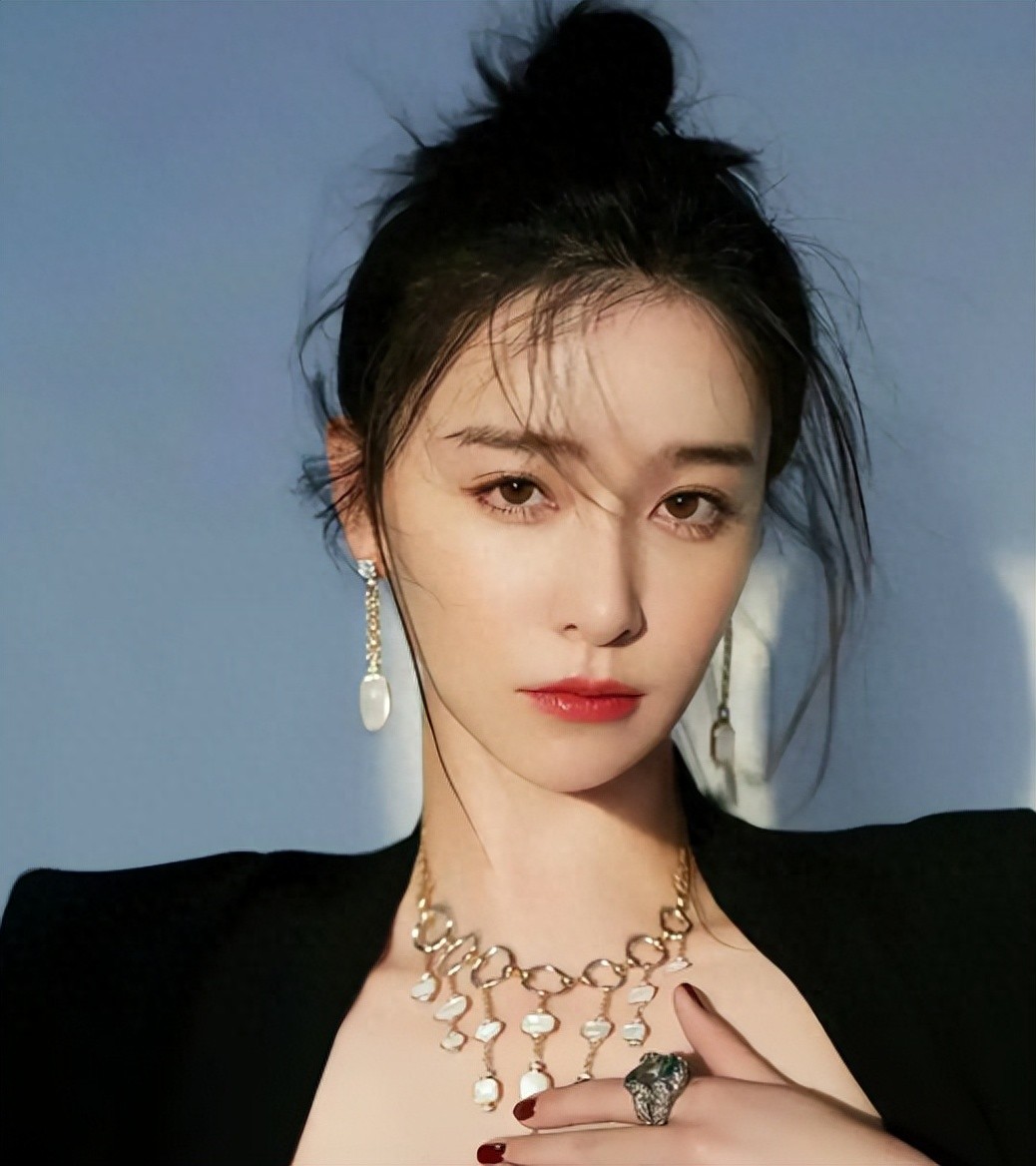 阚清子被曝生畸形儿4天，医院发声，信息量大，3个疑问解开了