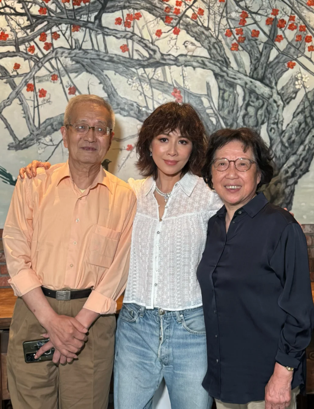 刘嘉玲回苏州参加同学会，保养得当秒杀昔日同学，60岁仍光彩照人