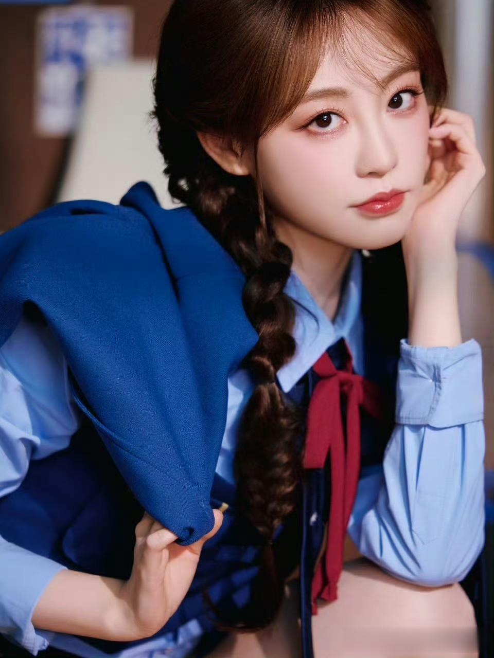 祝绪丹穿蓝制服搭兔耳帽，俏皮又灵动超吸睛