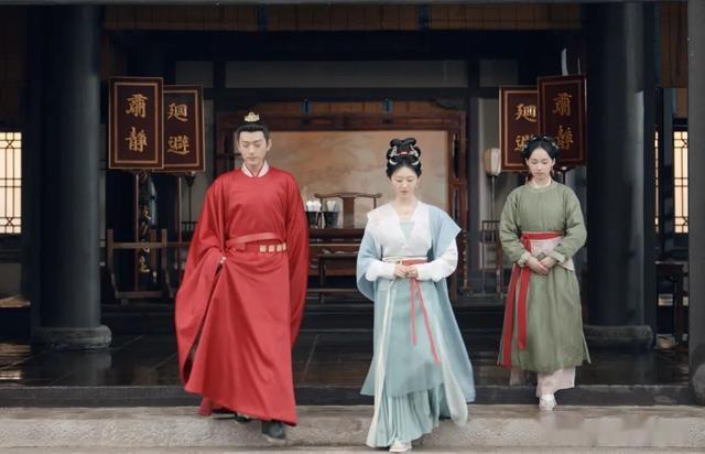 《似锦》中张晚意和崔航站一起，30岁与35岁男演员气质差距尽显