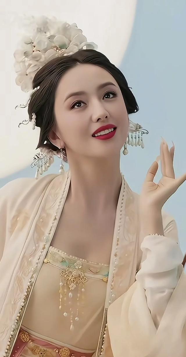 佟丽娅逆袭：从新疆姑娘到顶流女星！