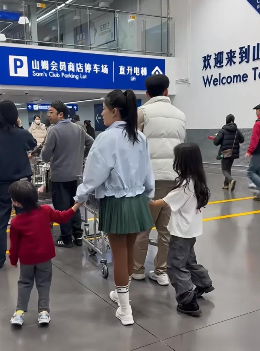 李嘉格带一对儿女和小男友逛山姆，穿搭让人看不懂，但状态很少女