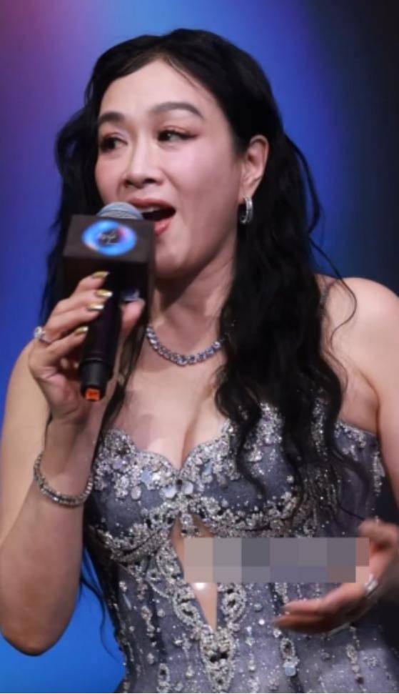 香港女神身形大变，被嘲至少180斤，虎背熊腰与以往判若两人