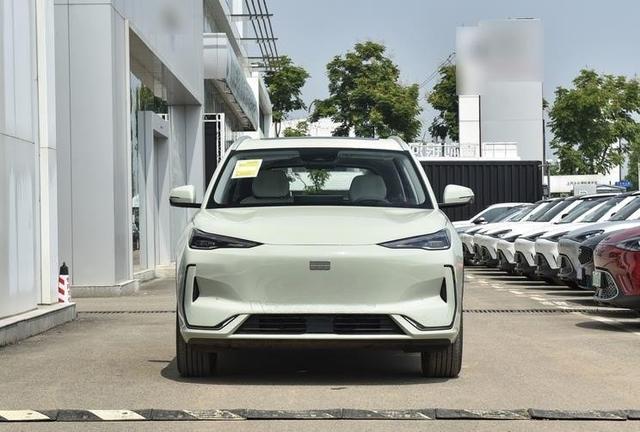 吉利银河E5重磅升级：绿灯读秒+洗车模式等多项功能上线