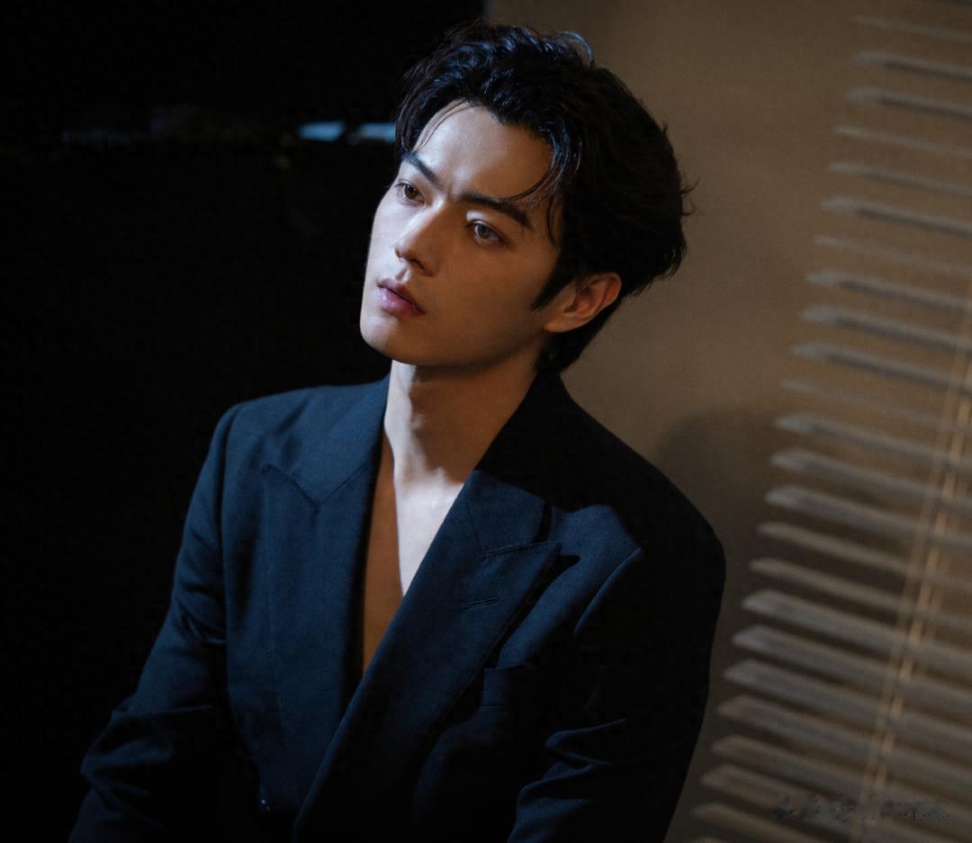 许凯复出进组!疑获资本力保,至今未回应赌博事件,网友怒斥头铁