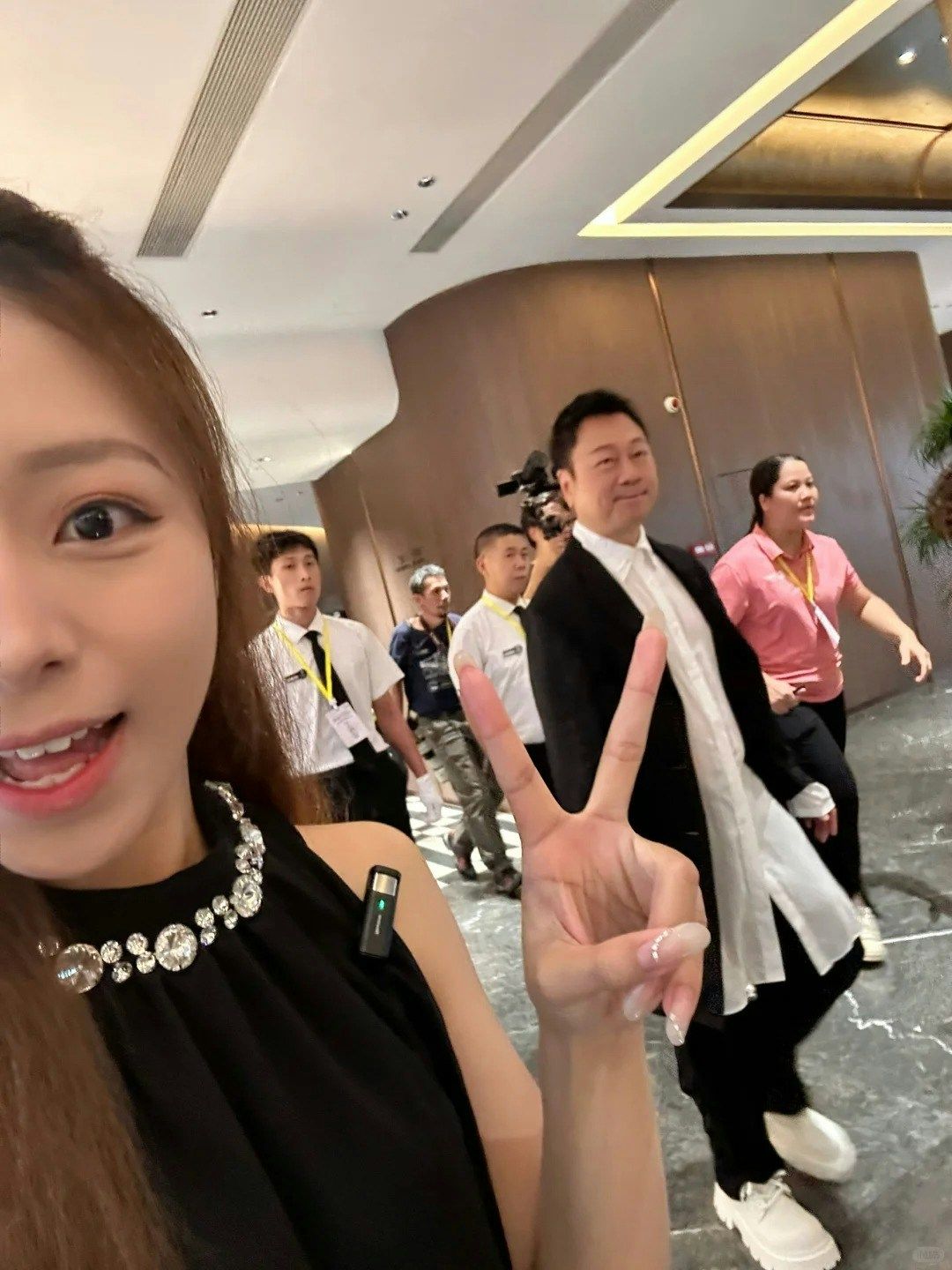 TVB视帝中山出席活动 十人撑伞护送显排场