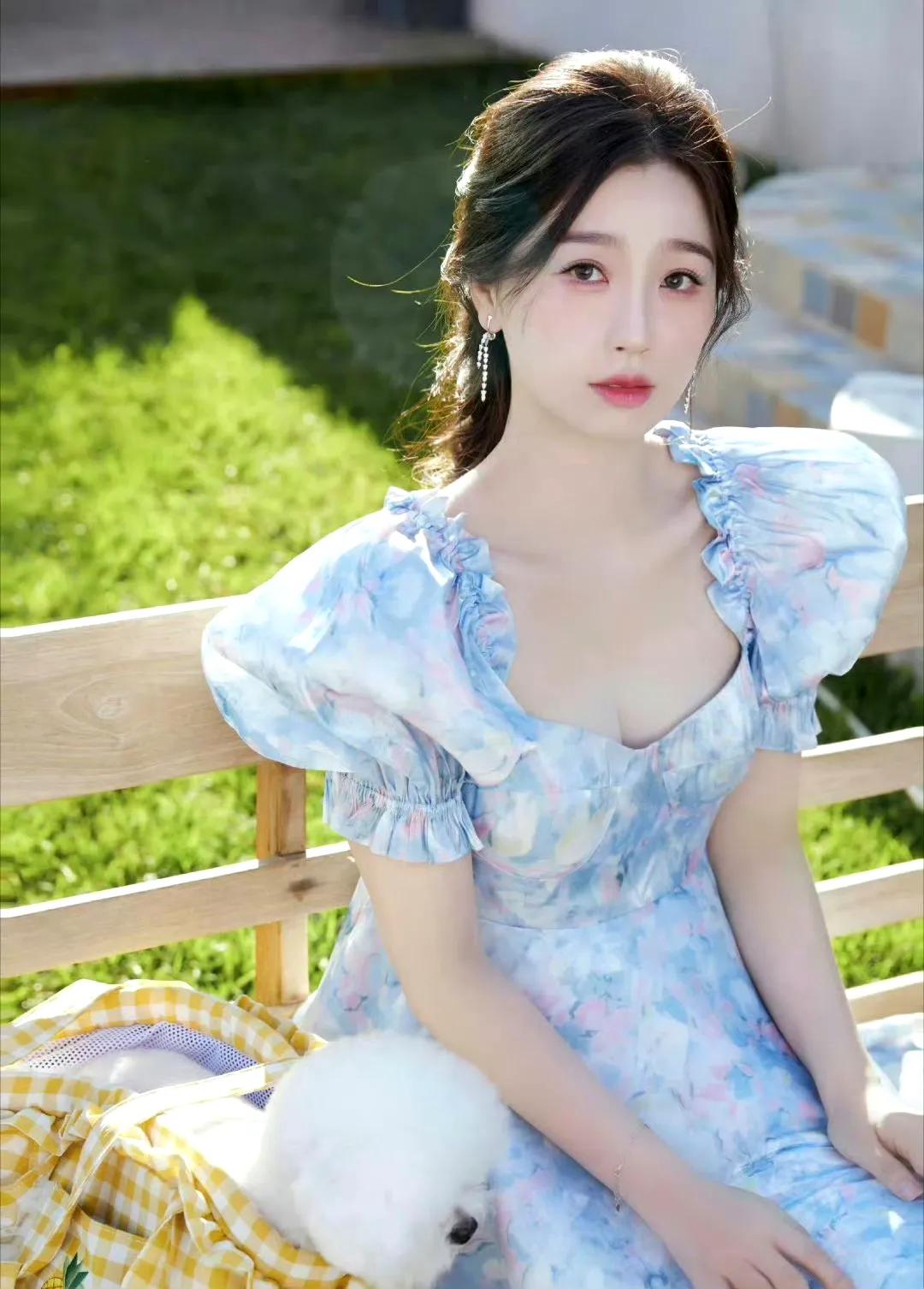 虞书欣,穿上花裙子,皮肤白嫩像豆腐