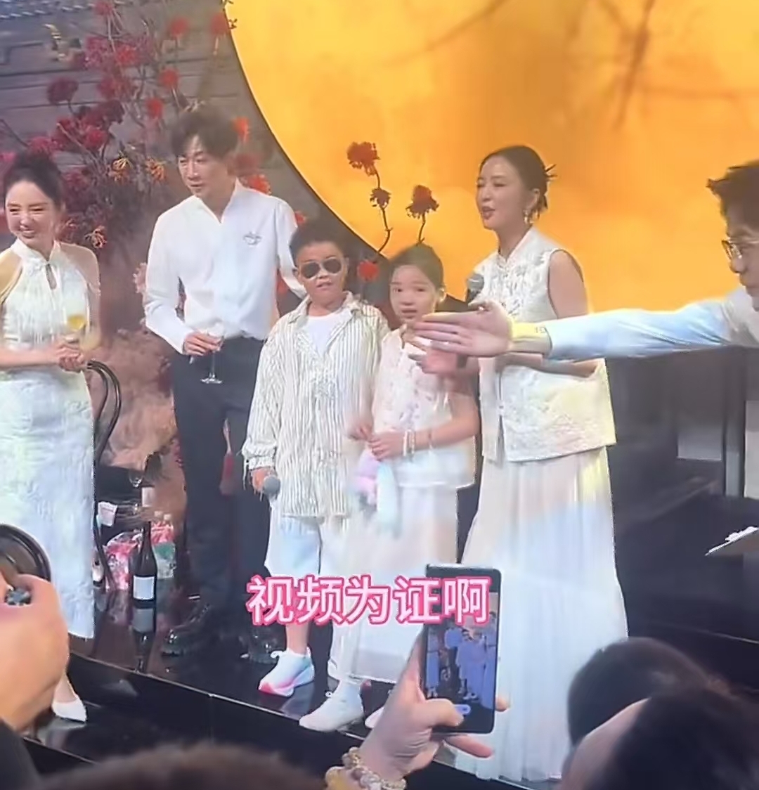 佟丽娅给小酒窝和朵朵定娃娃亲惹争议，大声吆喝：近水楼台先得月